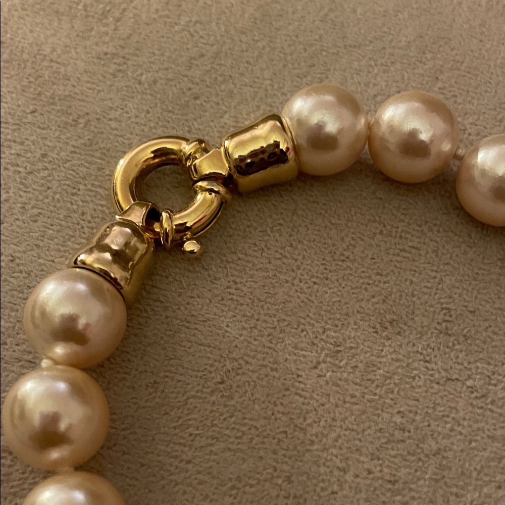 Classic Cream Pearl Necklace with Gold Clasp - Women Jewelry - Picture 2 of 3